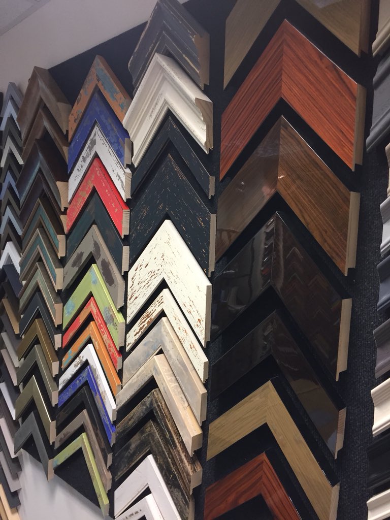 TheMasterframer's tweet image. We’ve added lots of exciting new mouldings to our range for 2019, including lacquered wood grain and worn painted finishes.  #interiordesign #appleframes