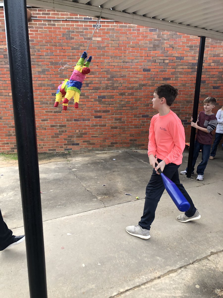 PeeblesCandice's tweet photo. Oh, The Places You’ll Go! Such a fun day in 3rd grade! 📚🇲🇽#RAA #Mexico @SebastopolElem1 @Randi_Stewart1 https://t.co/tKmV06Dacd