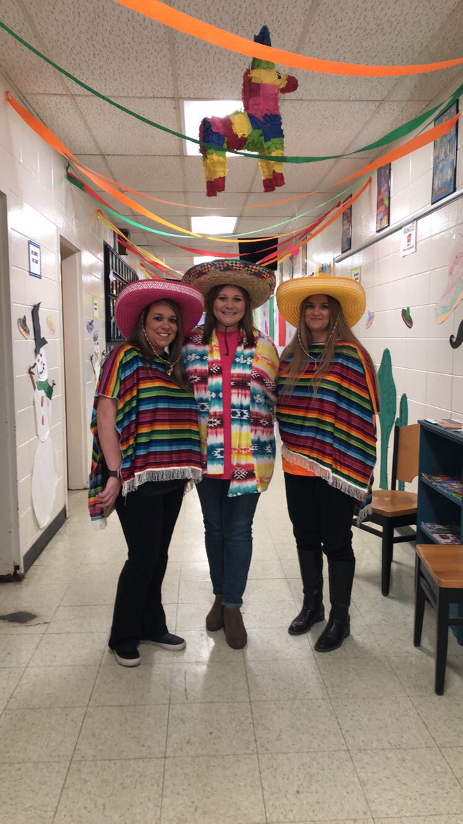 PeeblesCandice's tweet photo. A big THANK YOU to my parents who took the time out to visit and even read today! Also, to the ones who provided items for a fabulous day! #thankyou #teamwork #RAA #piñata #Mexico #thirdgrade ❤️📚🇲🇽 @SebastopolElem1 @Randi_Stewart1 https://t.co/ueZU2SROtv