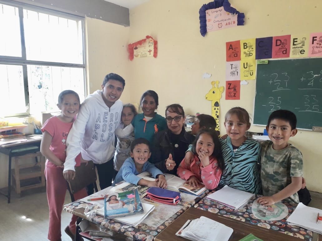 aleatm2's tweet photo. Visita al centro @CONAFE_mx Barrio el Coyote, Amealco Qro. Observé el trabajo de los Líderes Eduardo y Edwin y de sus alumnos. El educador es el hombre q hace q las cosas difíciles parezcan fáciles (Ralph Waldo). Mi reconocimiento a los LECs y padres de familia por su compromiso https://t.co/E93RXNNWjD