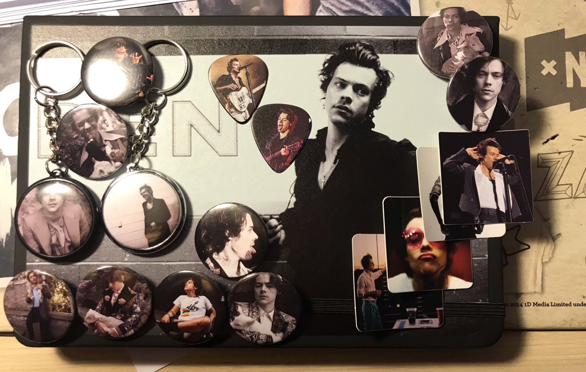 91sdonnylwt's tweet photo. HARRY STYLES MERCH GIVEAWAY

- merch (made by me) of your choice!!
- Rt/ like this tweet
- Idc if you follow me or not 
- ships internationally 
- ends on 1/27 (if this flops i dont know her) 

There’s 3 winners!! Good luck 🥳 https://t.co/tgLyW6D2IG