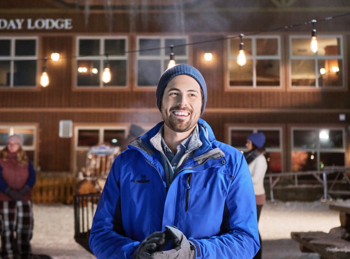 hallmarkchannel's tweet image. Coming back home is beginning to change everything for Jesse #ChrisMcNally! ✨Will he stay or return to Aspen? Stay tuned to find out! #AWinterPrincess #Winterfest #Hearties