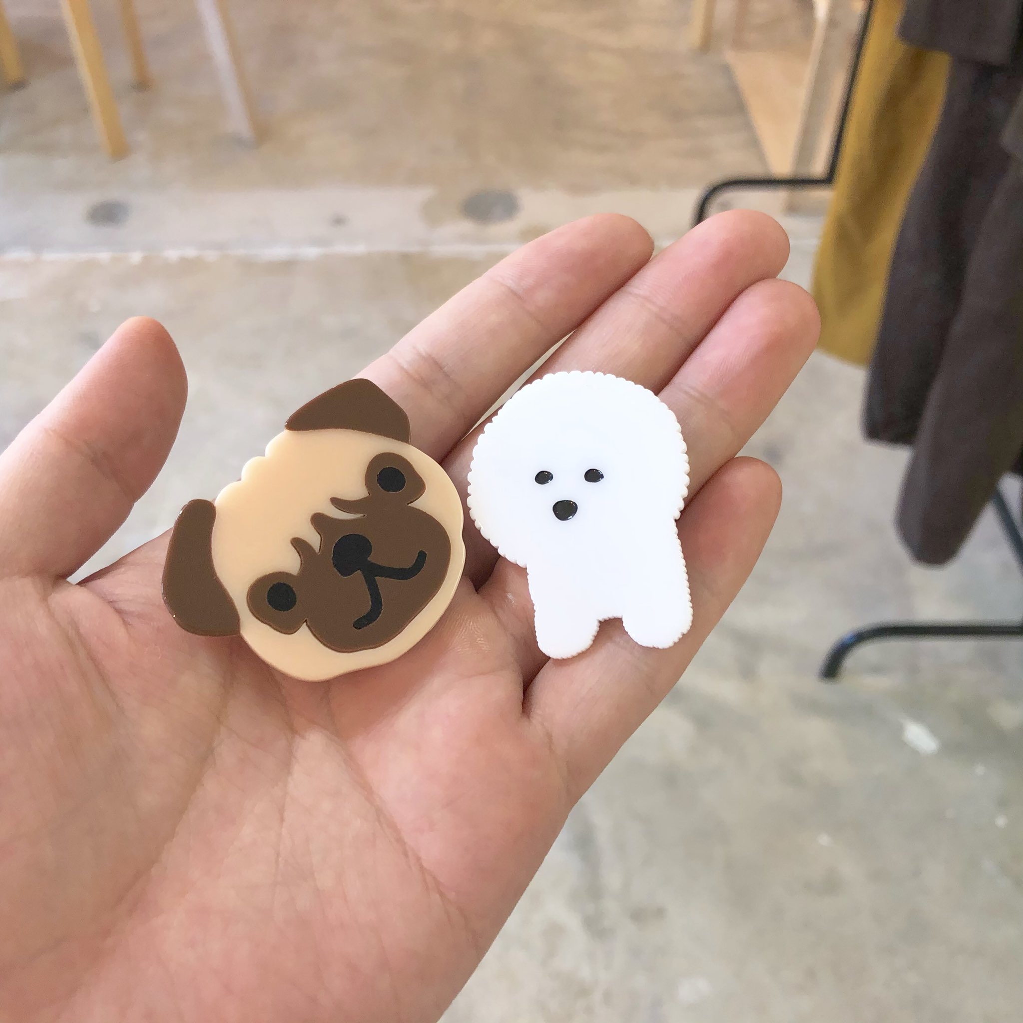 ジュウロクザッカ A Twitter 新商品入荷 ゆるいイラスト風が可愛い パグとビションフリーゼのブローチを入荷しました T Co Nrqh7soogn Twitter