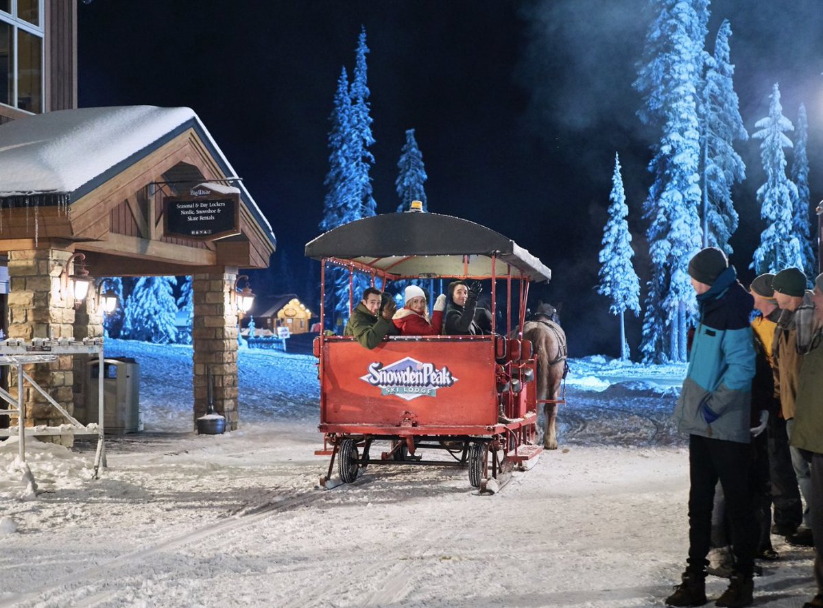 hallmarkchannel's tweet image. Carly @TheNatalieHall hasn’t returned home in a year but thanks to Prince Emile, she gets to have a little bit of it with her in Snowden Peak! 😊 #AWinterPrincess #Winterfest