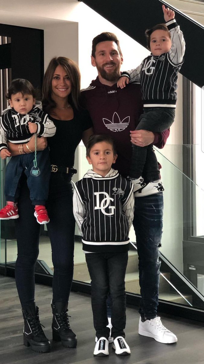 Aparte de ser el mejor de todos los tiempos...⚽🥇👑🌎 dios te dio la dicha de tener una hermosa familia!👨👩👧👦 ejemplo de vida! Dios te bendice 🙏🏻 #Messi