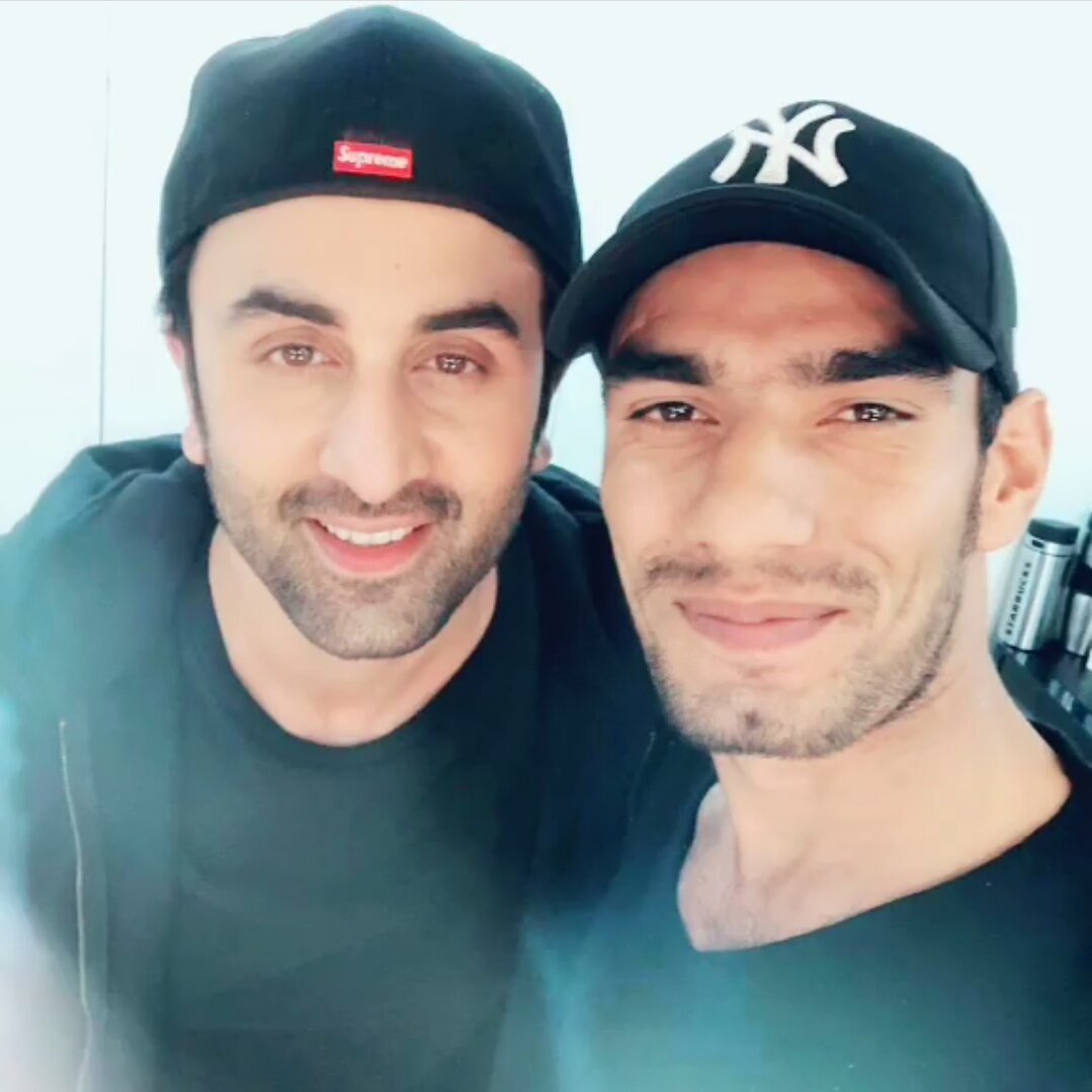 RanbirKUniverse's tweet photo. [Another Picture] Ranbir Kapoor clicked on sets of #Brahmāstra . https://t.co/ZYGdAsYNQn