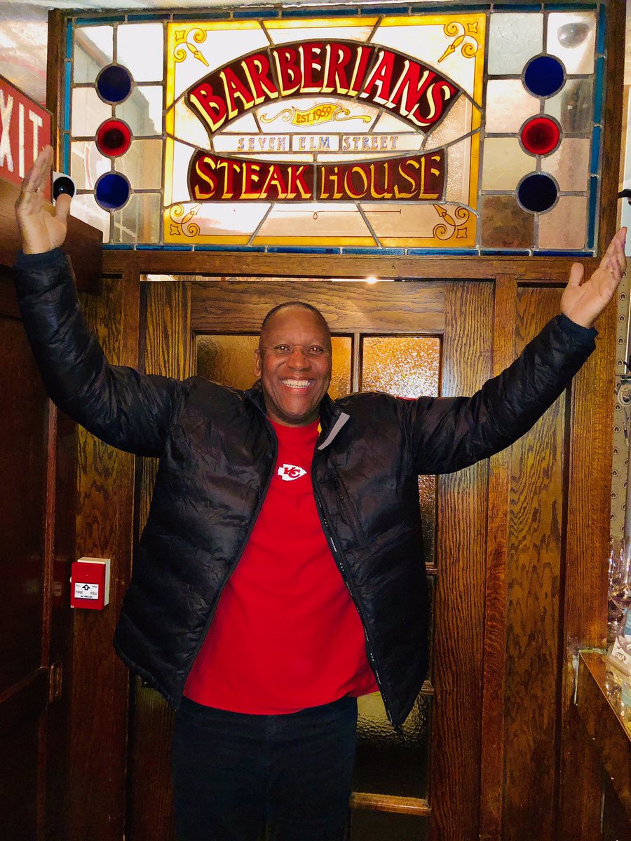 JoeCarterGolf's tweet photo. Best steak in Toronto! Thanks as always for the hospitality Arron @barberiansTO @JoeCarter_29 https://t.co/ReIvH5yu4u
