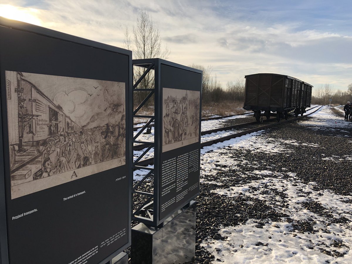 fredveille's tweet photo. 150 lycéens de la @RegionNormandie ont en cette fin de semaine accompagné Ginette Kolinka 93 ans, rescapée de la #Shoah au camp Auschwitz Birkenau grâce au @Shoah_Memorial ! Reportage RTL événement ce samedi à 7h10 sur @RTLFrance avec @StphCarpentier1 @RTL_presse #RTLweekend https://t.co/5BbRn6oQoV