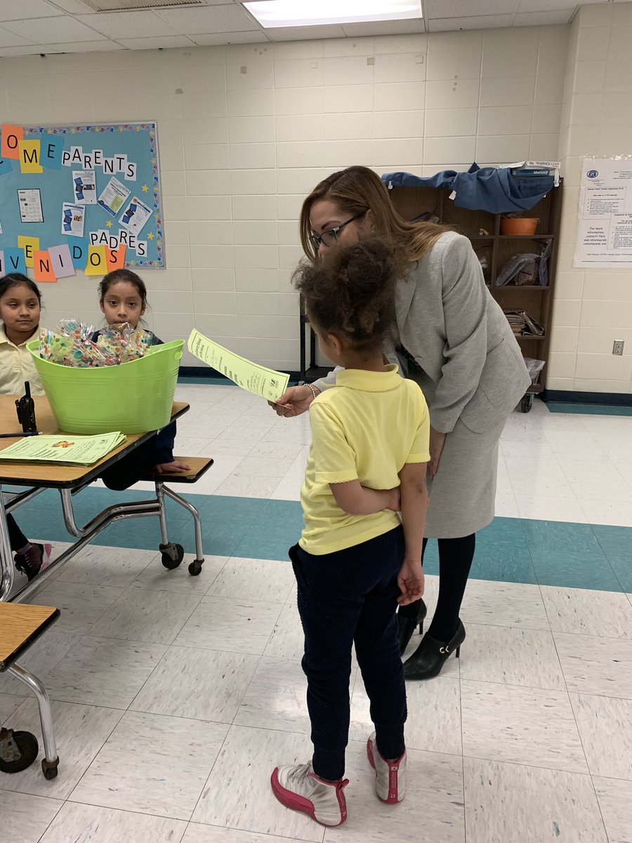 EzzieFigueroa's tweet photo. Another great Friday celebrating our children who demonstrate our PEER code!! I couldn’t be more proud of these kiddos!! Positive referrals on the rise! #Sanchez2018 @VConner13 @MrRMcHugh @HartfordSuper https://t.co/yrCaS34jja