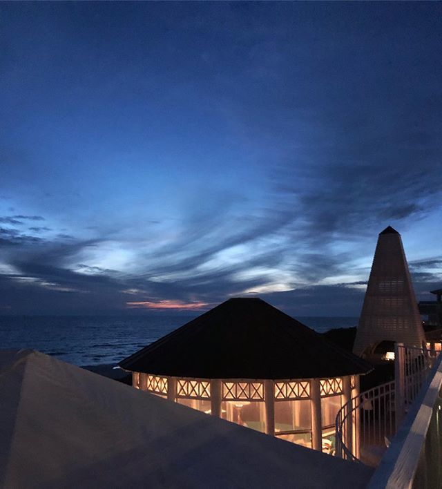 CRAseasideFL's tweet photo. It’s Friday. Officially time to make stories for Monday. 🙌🏼🌚⌛️ #CRAviews #FinallyFriday #BudAndAlleys #SeasideFL https://t.co/m3qxLjyCof