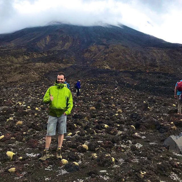 MatteoCerminara's tweet image. Above some #pyroclasticflow deposit of Ngauruhoe #volcano bit.ly/2U6VksP