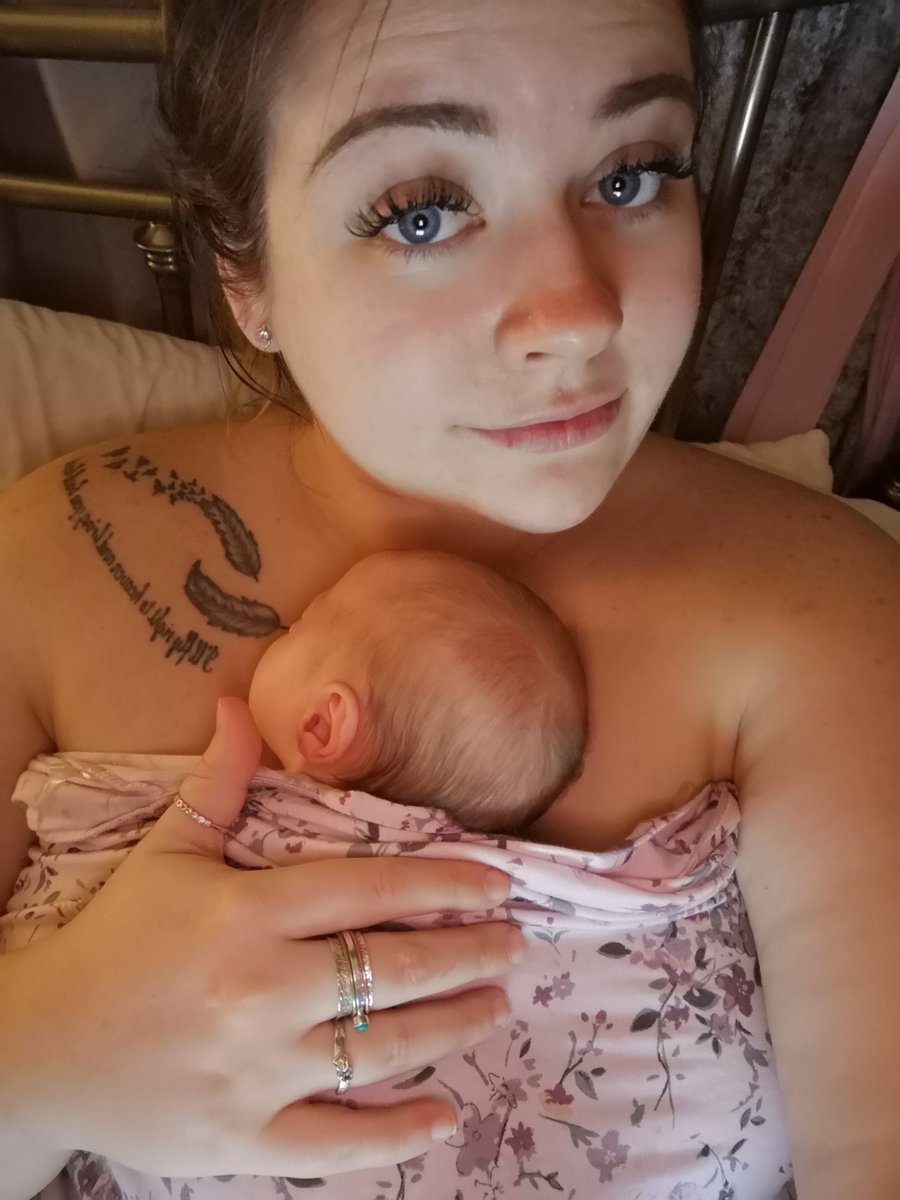 EverySingleB's tweet image. Skin to skin is a lifesaver when you have an assignment to do &amp;amp; a screaming baby. Instant relaxation for her &amp;amp; cuddles for me while I type 😍 

#skintoskin #7weekaearly #preemiebaby