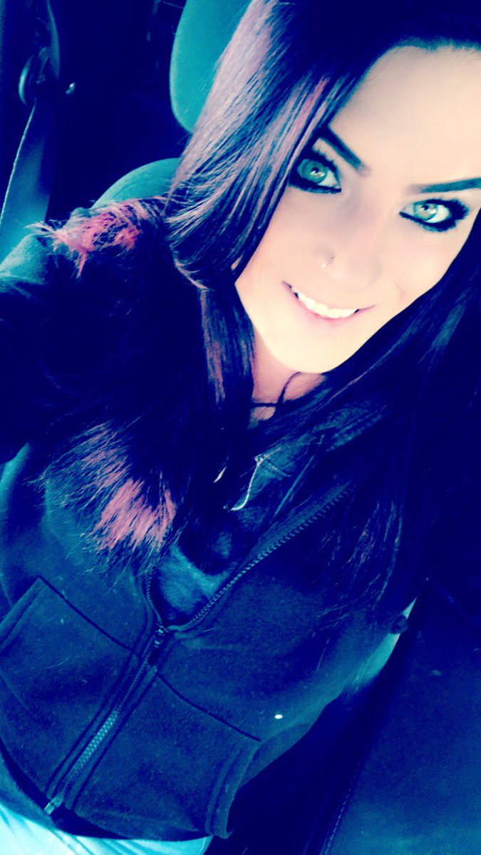 Nikkichic44's tweet photo. Bye bye red hair hello purple... #nomorered #purplehair #greeneyes #coldafoutside #winter #workingoutsidesucks https://t.co/yRlmLcwhPH