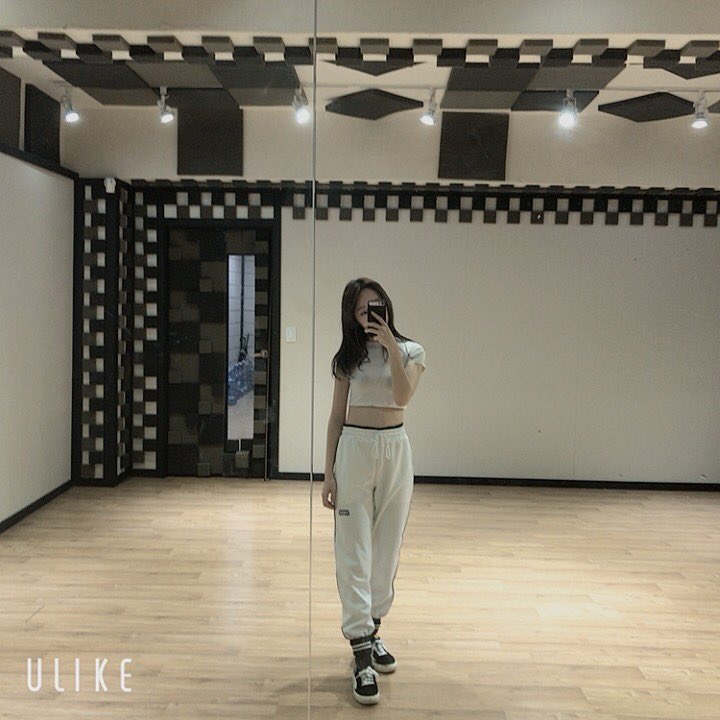 MmmmRae's tweet photo. 연습실👻
#dance #kpop #girlgroup #girl #korea #mirae https://t.co/mpqRP2tHf1