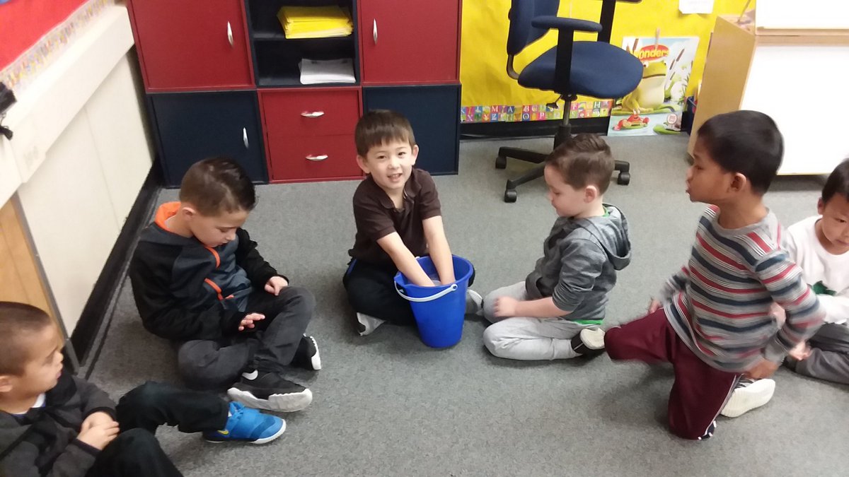 VikingPridePH's tweet image. Ms. Motta’s TK/Kinder class scientists simulating penguin’s blubber by wearing “blubber” gloves... #KinderScientists #PenguinFun @VikingPridePH