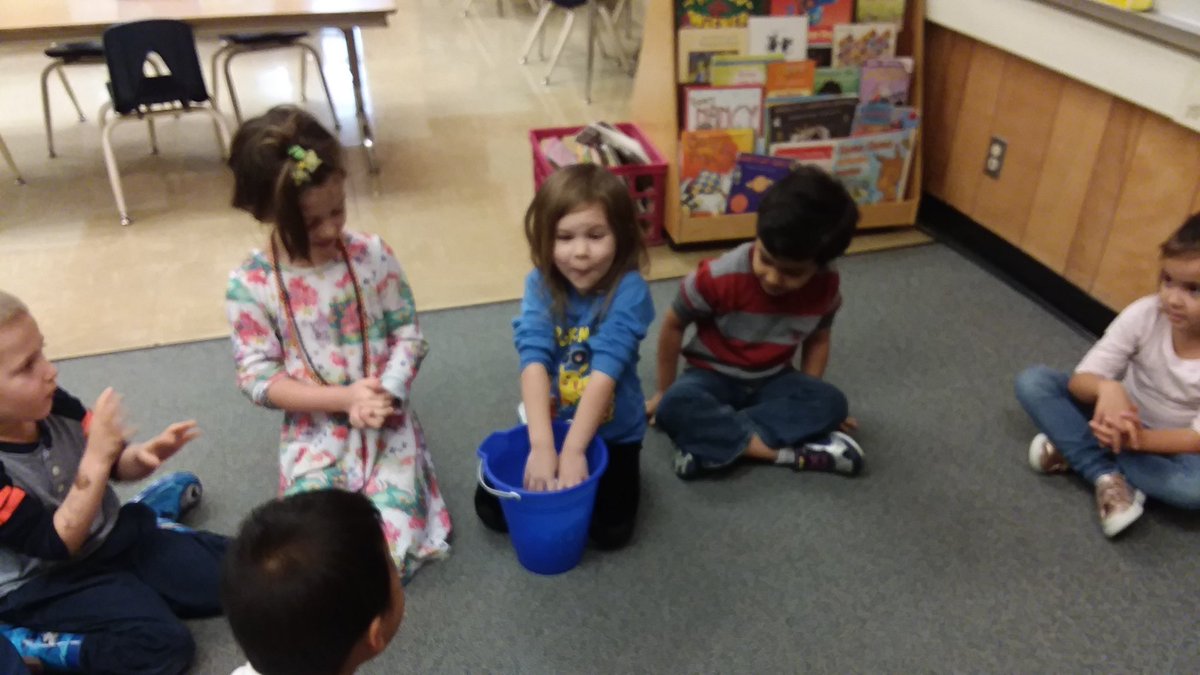 VikingPridePH's tweet image. Ms. Motta’s TK/Kinder class scientists simulating penguin’s blubber by wearing “blubber” gloves... #KinderScientists #PenguinFun @VikingPridePH