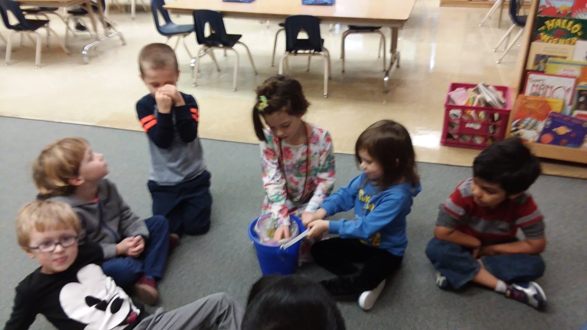 VikingPridePH's tweet image. Ms. Motta’s TK/Kinder class scientists simulating penguin’s blubber by wearing “blubber” gloves... #KinderScientists #PenguinFun @VikingPridePH