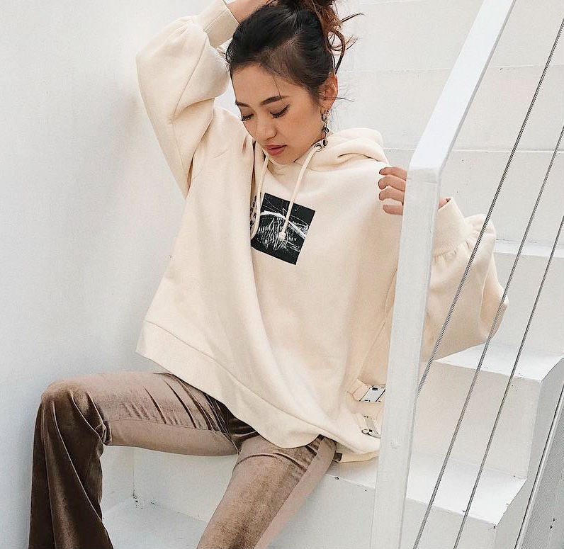 OfficialEVRIS's tweet photo. ZOZOTOWN

☒SHOP NEWS UPDATE

⚠️数量限定⚠️
グラフィックルーズBIGフーディー新色が登場💜

完全数量限定のNEW COLORは早い者勝ち♪

EVRISのSSポイントカラーの
ホワイトが春らしくて可愛い💐

ショップニュースはこちら→
https://t.co/uxemXXlkih https://t.co/f6l00vS0zD