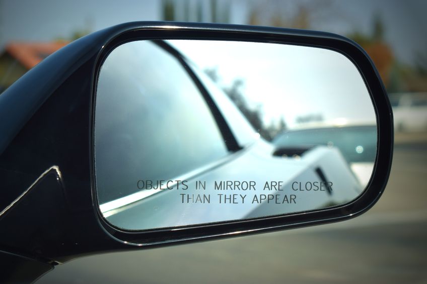 A makes objects appear bigger. Объекты в зеркале ближе чем кажется. objects in mirror. objects in mirror are closer than they appear. objects in mirror are closer than they appear картинка.
