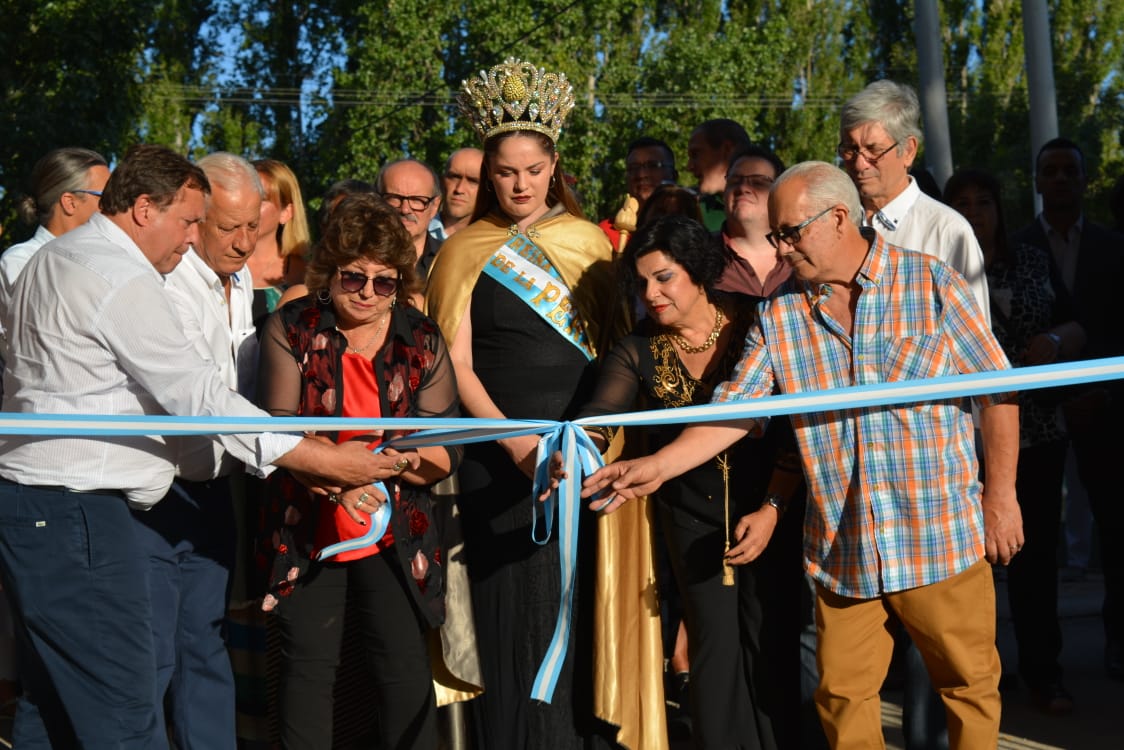 fiestadelapera's tweet photo. 🍐 Ya se dio por inaugurada la 21° Fiesta Nacional de la Pera.

Compartimos imágenes del tradicional corte de cinta y del acto protocolar encabezado por autoridades provinciales y locales. #Pera2019 https://t.co/1LdFVVM7Mu