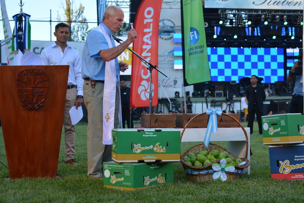 fiestadelapera's tweet photo. 🍐 Ya se dio por inaugurada la 21° Fiesta Nacional de la Pera.

Compartimos imágenes del tradicional corte de cinta y del acto protocolar encabezado por autoridades provinciales y locales. #Pera2019 https://t.co/1LdFVVM7Mu