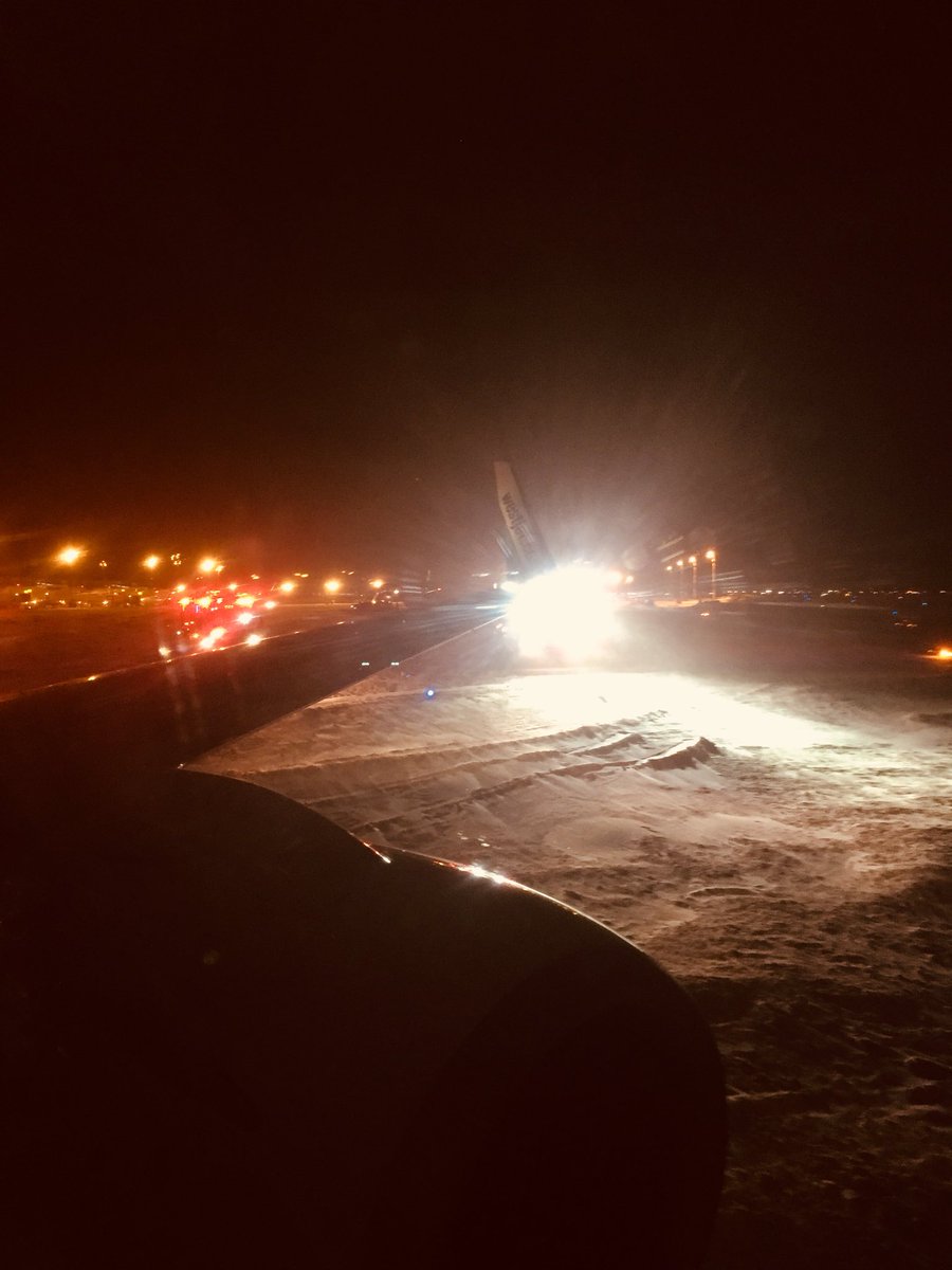 JasonTFisherLab's tweet image. Now I can say I’ve had a car, a truck, a quad, a snowmobile, AND a 737 stuck in the snow bank! #yeg #biologistproblems