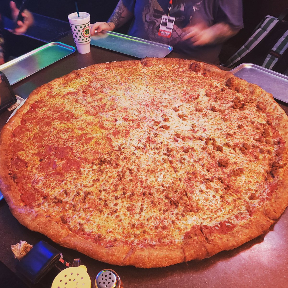 HHDYN1337's tweet photo. So the pizza was huge and was delicious. #roadtrip #pizza #pax #pax2019 #paxsouth #howharddoyounerd #hhdyn #videogames #gaming #twitch https://t.co/7n84cLq6tM