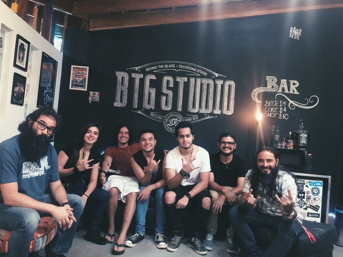 BandaResilienc1's tweet photo. Satisfação enorme conhecer esses grandes caras!!🖤
Vai ser uma grande honra trabalhar ao lado de vocês!!🖤🤟🏻 NOVIDADES VINDO🖤
#drums #pearldrums #guitar
#adrianodaga #bgtstudio #rockandroll #musica #rock #rockcafe #studio #resilience #bandamalta #malta @adriano_daga @btgstudio https://t.co/fuTk7bw0BK