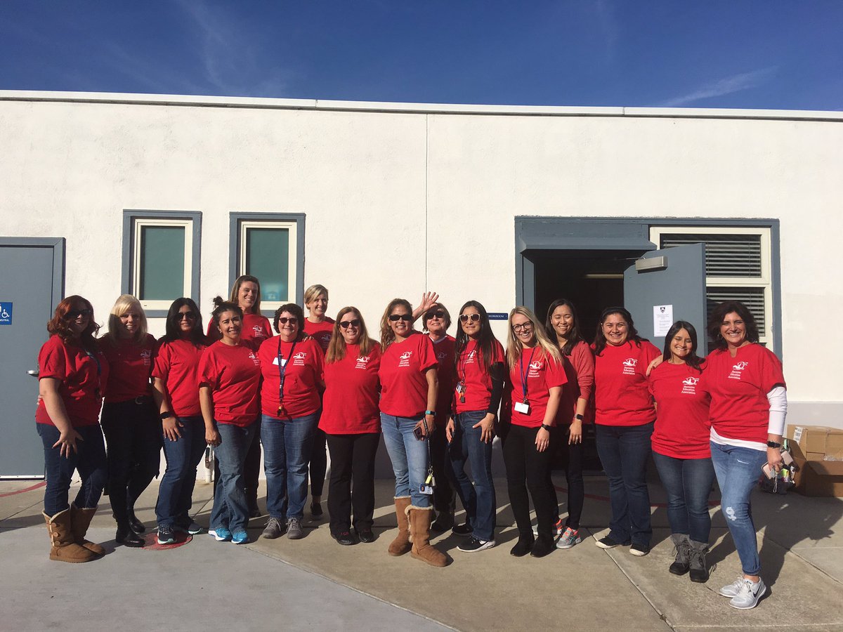 ABalasaraptor's tweet photo. #hesdpride #bulldogpride https://t.co/kAFhiazAQe