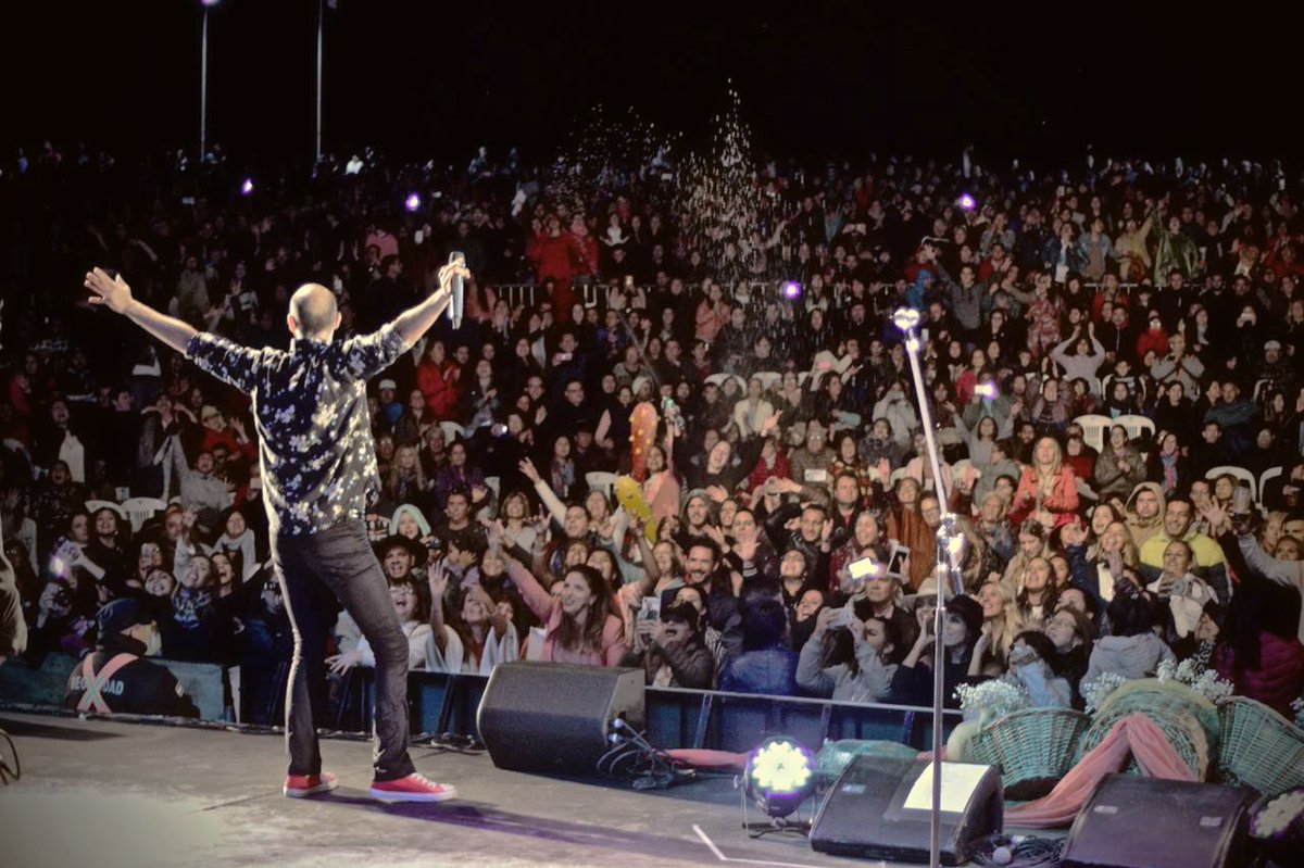 AbelPintos's tweet photo. Anoche cantamos en el Festival Nacional de la papa en Villa Dolores. Hizo mucho frío, pero en el anfiteatro eso no importaba: fue un concierto tan valido y divertido que disfruté muchísimo, tanto como el volver a participar de esa fiesta. GRACIAS ♥️. 

📸 @Pablofaro https://t.co/aHIHhk0Rjy