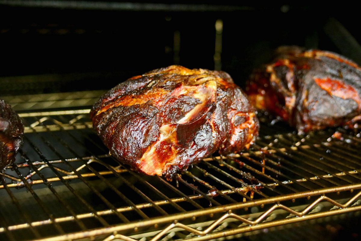 beaumontslv's tweet photo. #BeaumontsLV: We #cook with #love❤️ #bbq #vegas https://t.co/YLxAE2weQC
