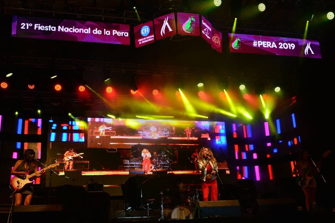 fiestadelapera's tweet photo. 🎸 Susi Blú en el escenario de la 21° Fiesta Nacional de la Pera #Pera2019🍐 https://t.co/GHfzzF2Qug