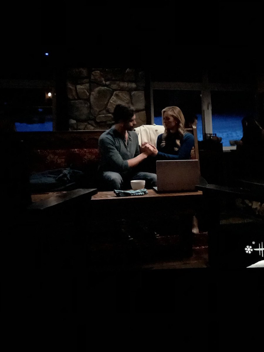 RonHayn44510043's tweet image. Warming the Hands! ❤️🌹@TheNatalieHall @hallmarkchannel  #AWinterPrincess