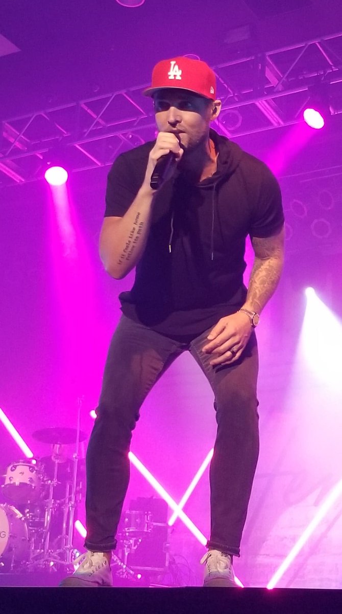 Off to a rocking start tonight with <a href="/BrettYoungMusic/">Brett Young</a> in Minnesota! 

#BrettYoung