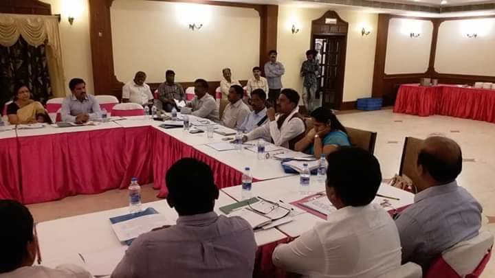 SNBangarpetMLA's tweet photo. ಅಂಬೇಡ್ಕರ್ ಅಭಿವೃಧ್ದಿ ನಿಗಮದ ಕೇಂದ್ರ ಕಛೇರಿಯಲ್ಲಿ, ರಾಜ್ಯ ವ್ಯವಸ್ಥಾಪಕ ನಿರ್ದೇಶಕರು, ಜಿಲ್ಲೆಗಳ ವ್ಯವಸ್ಥಾಪಕ ನಿರ್ದೇಶಕರು ಮತ್ತು ಅಧಿಕಾರಿಗಳೊಟ್ಟಿಗೆ ಪ್ರಗತಿ ಪರಿಶೀಲನಾ ಸಭೆ ಕರೆದು, ಇಲಾಖೆಗೆ ಸಂಭಂದಪಟ್ಟ ವಿಷಯಗಳ ಬಗ್ಗೆ ಚರ್ಚಿಸಿದ್ದೇವೆ.
#AmbedkarAbivruddiNigama
#ADCL
#SNBangarpetMLA https://t.co/MAgFu7tyB6
