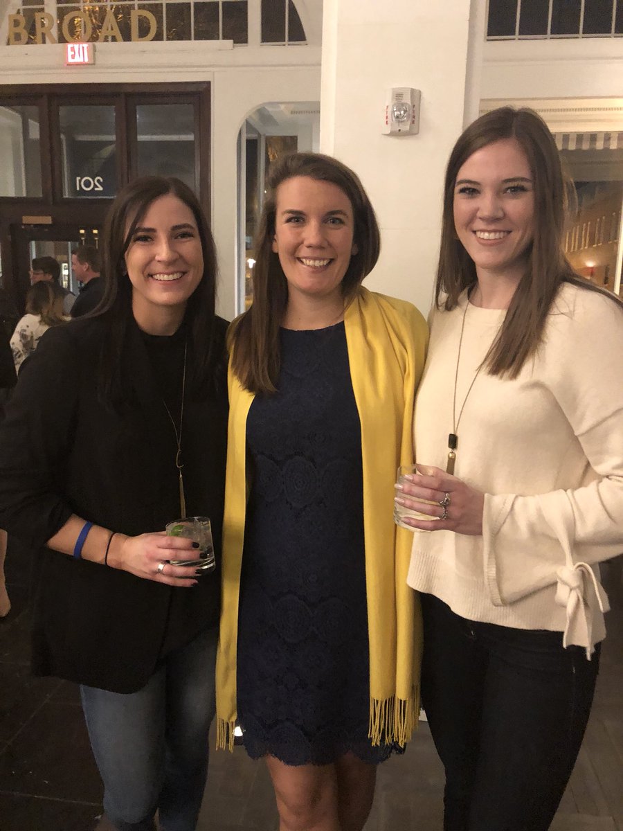 ECON412's tweet photo. 2018 vs 2009 #whyfightit #conwaysisters @acon87 @caree11 https://t.co/PQUpFhOCr1