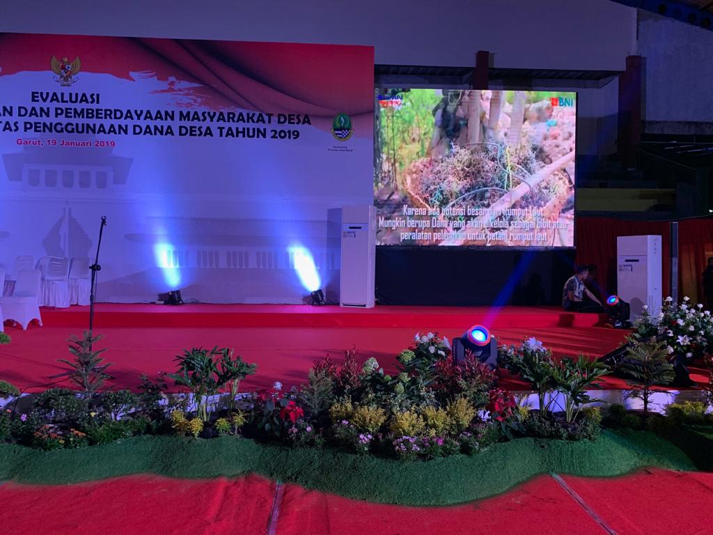 EkoSandjojo's tweet photo. Meninjau persiapan tempat pertemuan Presiden Jokowi dgn Pendamping desa dan kepala desa. Apa kabar Pendamping desa di Garut? Sampai ketemu siang ini bersama Presiden Jokowi. Pamerkan hasil kerja keras kalian semua dalam memanfaatkan dana desa
#JokowiMembangunDesa 
#Kemendes2019 https://t.co/YkwVz2VkAj