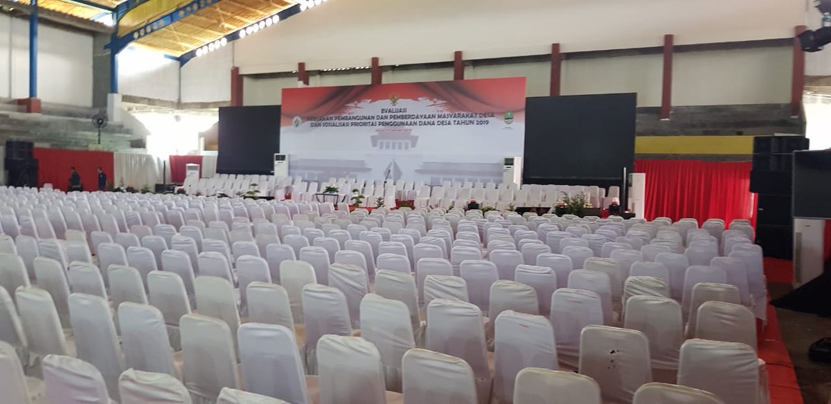 EkoSandjojo's tweet photo. Meninjau persiapan tempat pertemuan Presiden Jokowi dgn Pendamping desa dan kepala desa. Apa kabar Pendamping desa di Garut? Sampai ketemu siang ini bersama Presiden Jokowi. Pamerkan hasil kerja keras kalian semua dalam memanfaatkan dana desa
#JokowiMembangunDesa 
#Kemendes2019 https://t.co/YkwVz2VkAj