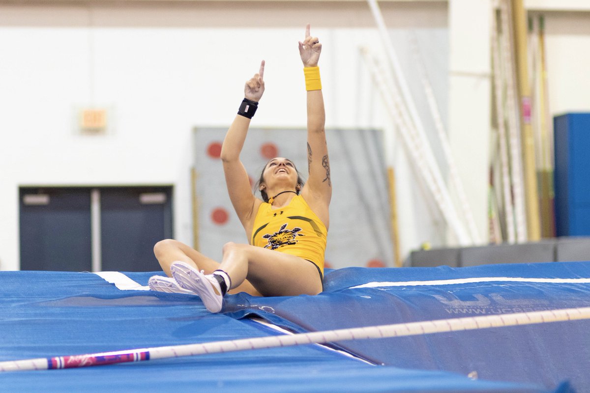 GoShockersTFXC's tweet photo. .@AlesaF took first in pole vault clearing 3.90m/12-9.5, followed by @emiillyyy__ in fourth clearing 3.35m/10-11.75. https://t.co/qHVzxZNFNX