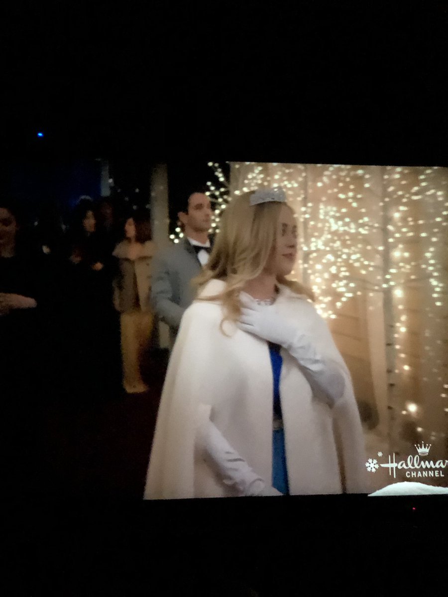 RonHayn44510043's tweet image. Stunning!!!!!!!! ❤️🌹❤️@TheNatalieHall @hallmarkchannel  #AWinterPrincess