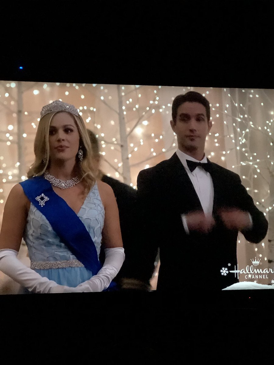 RonHayn44510043's tweet image. Stunning!!!!!!!! ❤️🌹❤️@TheNatalieHall @hallmarkchannel  #AWinterPrincess