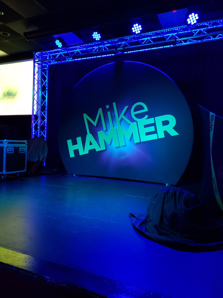 4QueensLV's tweet photo. Time to #GetHammerd! Ready to see @officialhammer do his thing!!! https://t.co/5CLsYJ599a