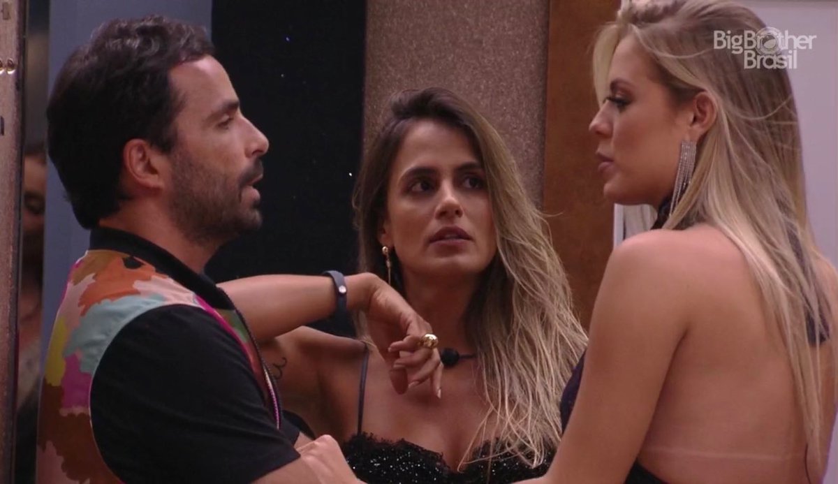 carolpeixinho's tweet photo. Quando sua amiga te chama pra conversar e fala que vai voltar com o ex, por que agora ele mudou. 😂😂😂😂 #BBB19 #FicaPeixinho #TeamPeixinho https://t.co/DUplUHpLfS