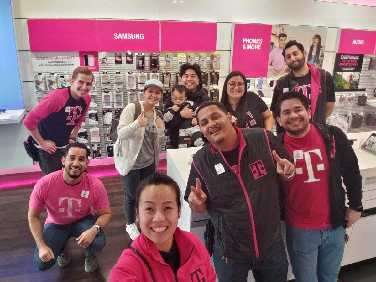 tpham1300's tweet photo. Truly #customerobsessed when you are serving your customer and #HavingSeriousFun ๐๐ The Best part, @itzKIMtho & Fam were enjoying themselves! @atejano01 @AdrianVanHooser @seagator52 @HelloKelley_ @stacieporosky #ThankUForBeingApartOfTheFamily ๐ค#LoveFromTheCrew #BayFairSquad https://t.co/eHJyr3IXrW