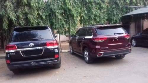 olushola_shola's tweet photo. This were the open gifts APC gave to attract people to the 'mammoth crowd' in Kaduna where again our president slumped just trying to sit down. The party stole the people dry, impoverished them just to buy them up for days like this.
APC Egbekegbe ❌❌
Buhari Demented ❌❌ https://t.co/2hzMFbuiqC