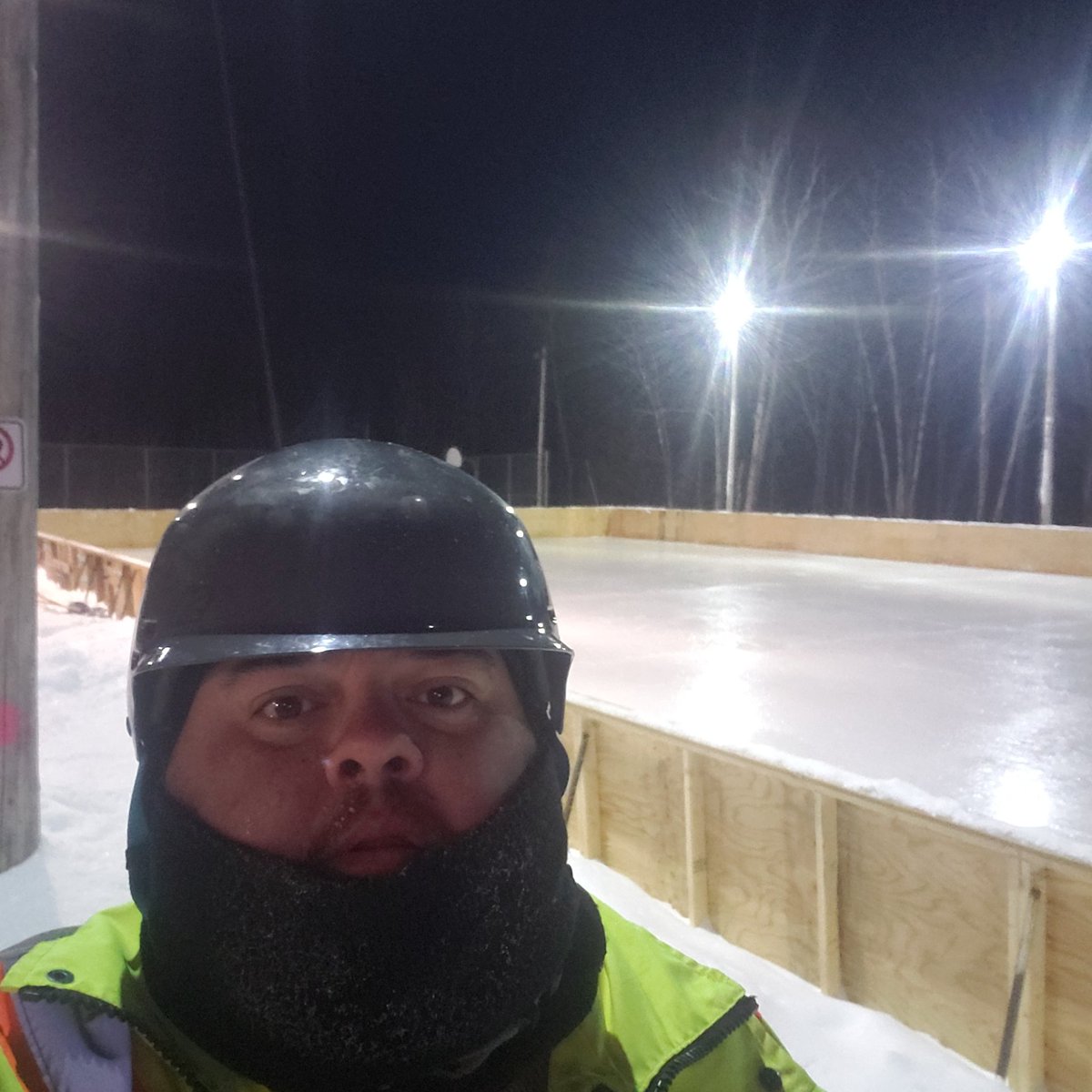RandyIBlake's tweet image. Just a bit cold out there. #buckethead #safetyfirst #freshice
