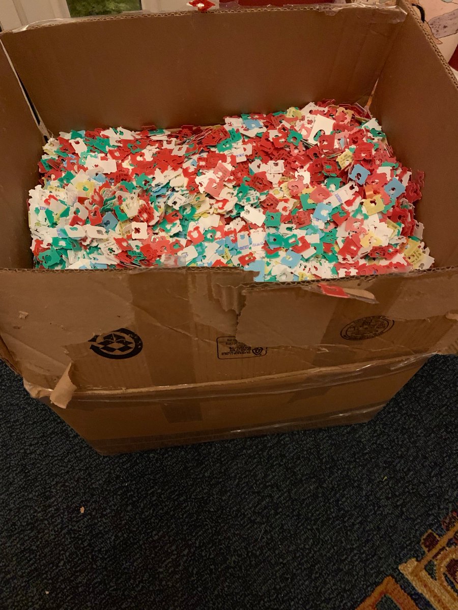 daniellecares17's tweet photo. Do you see this box? It weighs over 50 pounds and has around 65,000 bread tags in it. Do you know who collected all of these? It was a school district from Reno, NV. So proud of the students @WCSDTweet! You Rock! #Recycle #Breadtags #CHAIRishyourbreadtags https://t.co/vOX0N4m27X