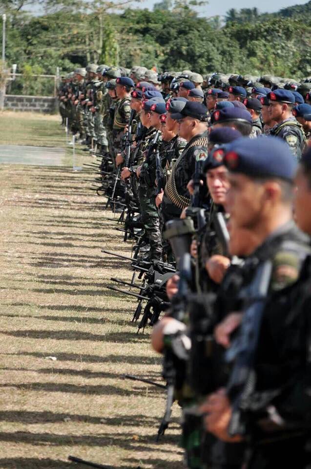 PHNews01's tweet photo. LOOK: Dalawang araw bago ang plebesito, PNP at AFP handang handa na para sa Lunes. Mga tangke at 20,000 na pwersa ng mga sundalo at pulis, naka-deploy na sa mga hotspot. 

#AFPInAction
#PNPInAction
#DuterteImpact

(c) Eunice Samonte https://t.co/jYIAywHoE0
