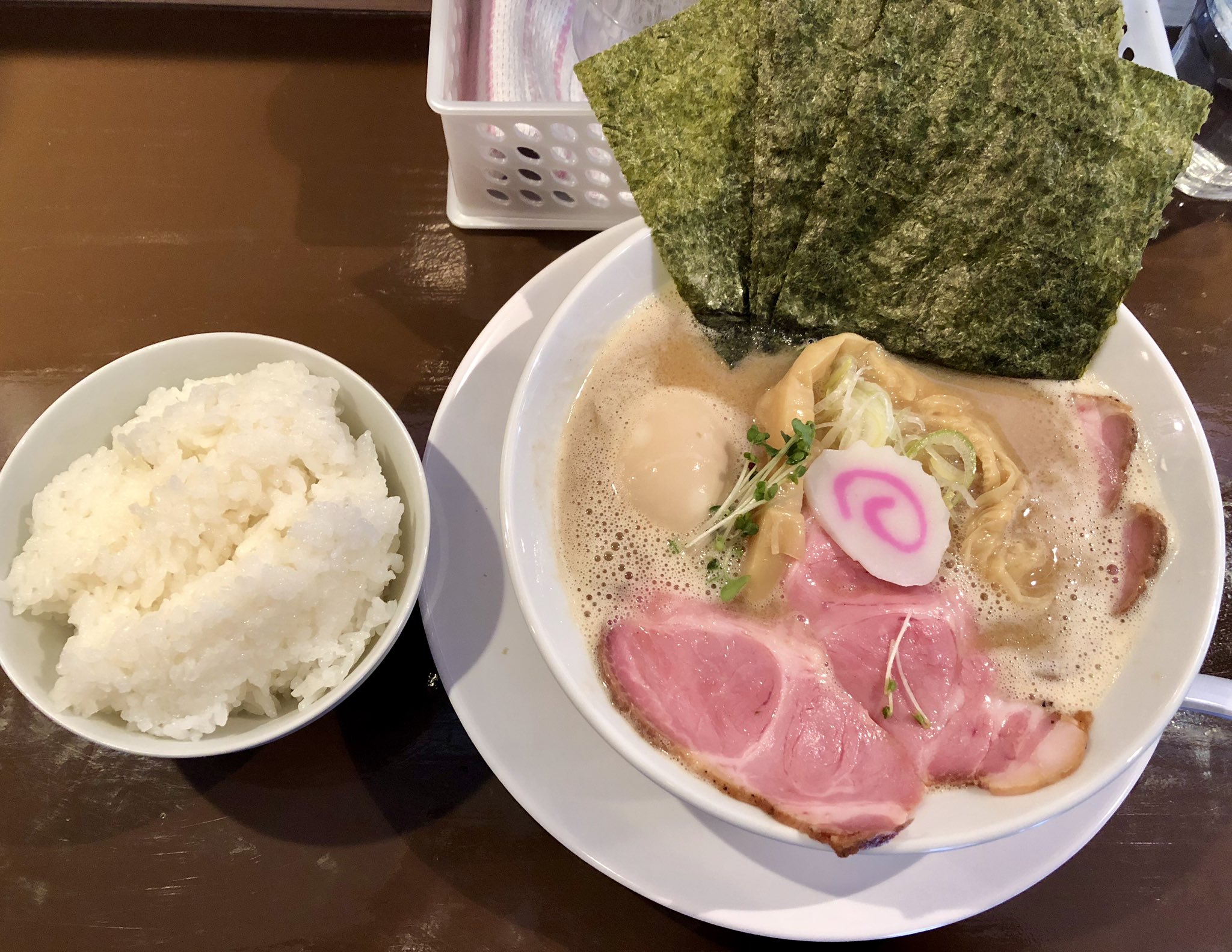 Kouranos Nagoya 丸の内の開店間もない鶏そば啜る 甘めな鶏白湯の醤油スープにうどんの様なツルツルの麺が特徴 開店3日目にして既に大人気店 鶏そば 鶏そば啜る 啜る 鶏白湯 鶏白湯ラーメン ラーメン 中華そば チャーシュー麺 レア