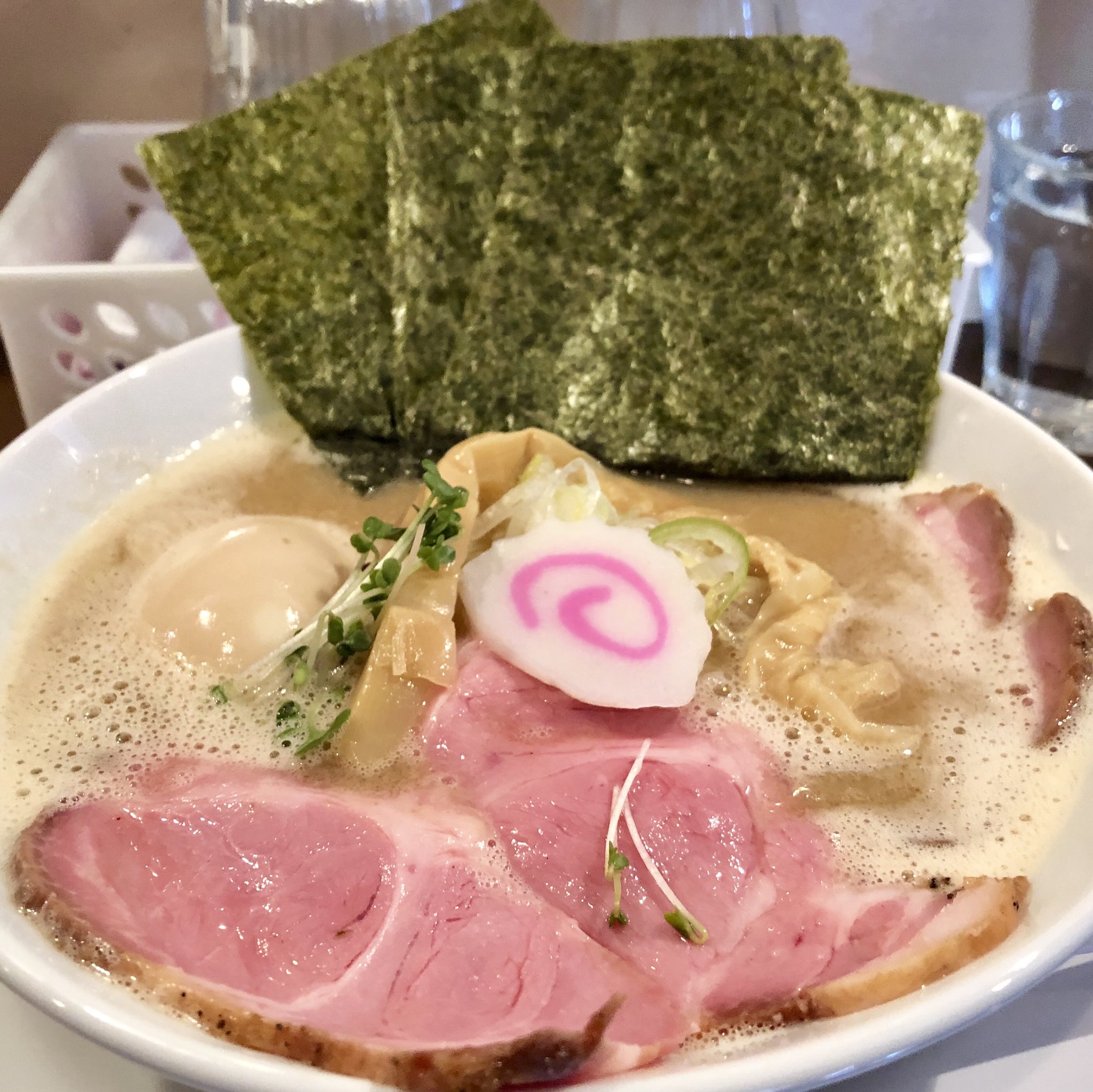 Kouranos Nagoya 丸の内の開店間もない鶏そば啜る 甘めな鶏白湯の醤油スープにうどんの様なツルツルの麺が特徴 開店3日目にして既に大人気店 鶏そば 鶏そば啜る 啜る 鶏白湯 鶏白湯ラーメン ラーメン 中華そば チャーシュー麺 レア